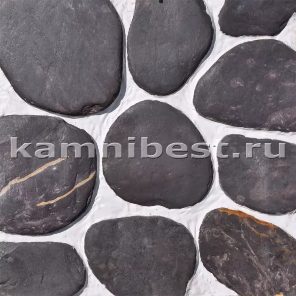Камень природный сланец "Баклажан" галтованный на стене.