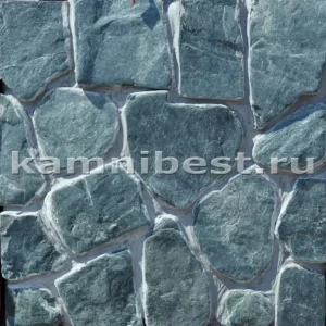 Камень природный галтованный сланец "Малахит" на стене.