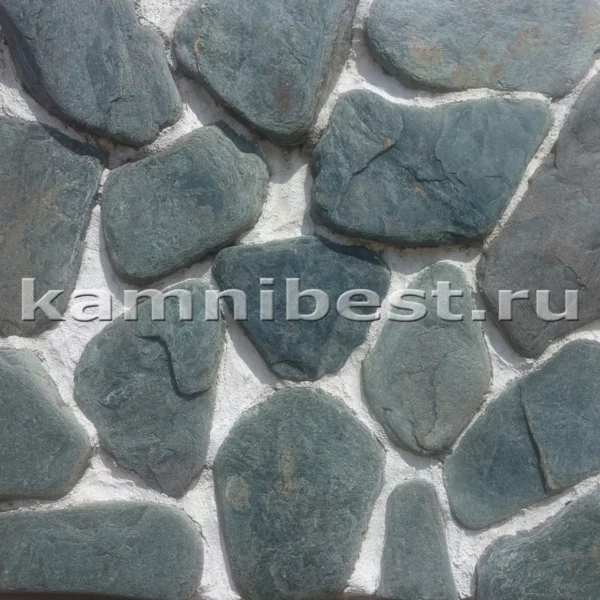 Природный камень галтованный сланец "Малахит" на стене.