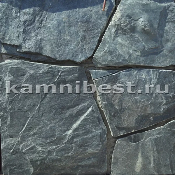 Камень природный сланец "Малахит" на стене.