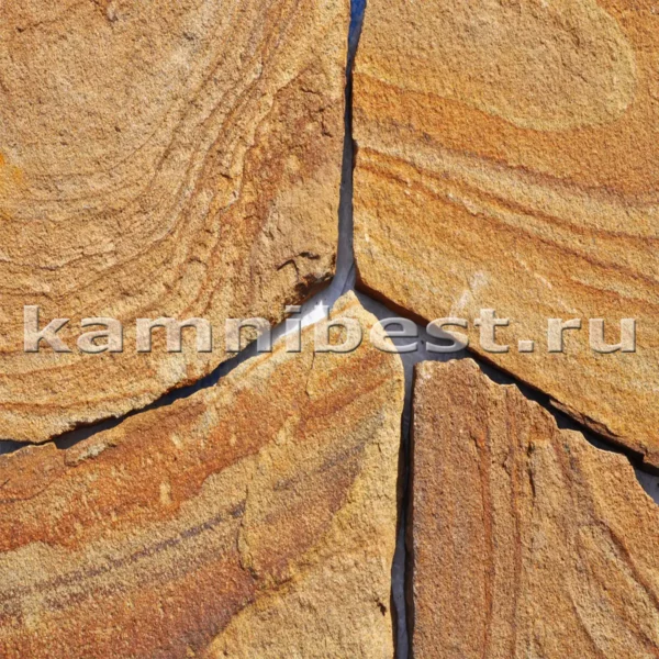 Камень природный "Жёлтый песчаник на стене.