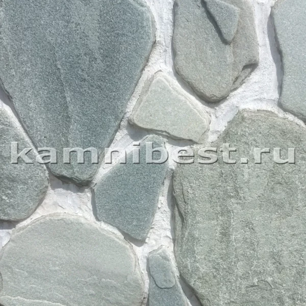 Природный камень галтованный Златолит на стене.