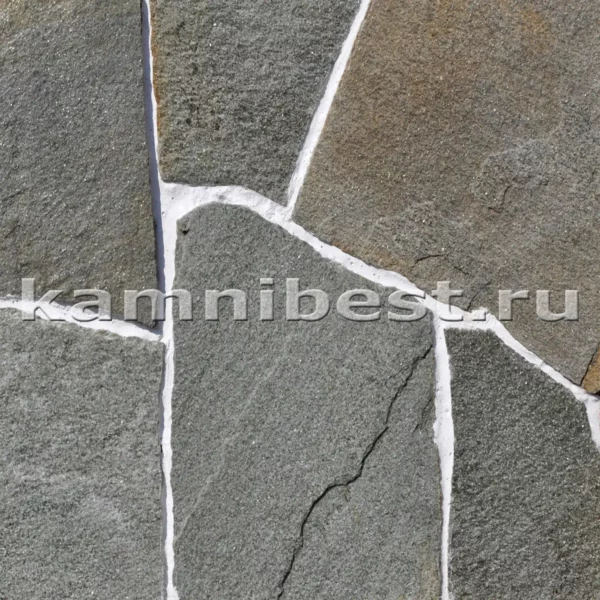 Природный камень Златолит на стене.